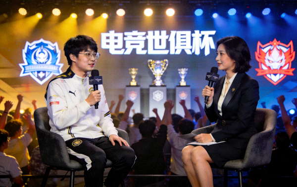 电竞世俱杯赛后采访画面，获胜战队队长接受主持人提问